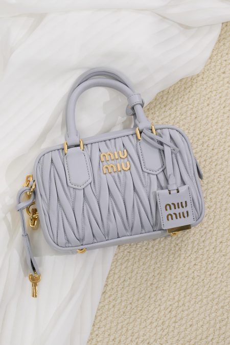 J'ai acheté ce sac bowling plissé Miu Miu en avance, juste à temps pour mon voyage pour la fête nationale ! Le cuir de vachette souple et plissé est doux et texturé. Je l'ai essayé avec ma robe nuisette beige, et il est tellement chic, que ce soit en voyage ou à un rendez-vous. Il peut aussi se porter à la main pour un look décontracté, et sa bandoulière amovible le rend parfait en bandoulière, ce qui permet de varier les tenues. Le sac est aussi assez spacieux pour contenir mon fond de teint, mon rouge à lèvres, mes lunettes et autres essentiels. Je suis sûre qu'il sera l'élément phare de ma tenue pour la fête nationale !