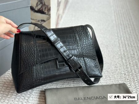 Balenciaga Downtown hourglass bag, unisex design, stylish and spacious. Size: 34*21cm (L), 28*16cm (S).
