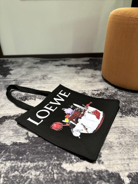Loewe canvas bag with box. Perfect for summer! Size: 39x40, Item No. 4102.