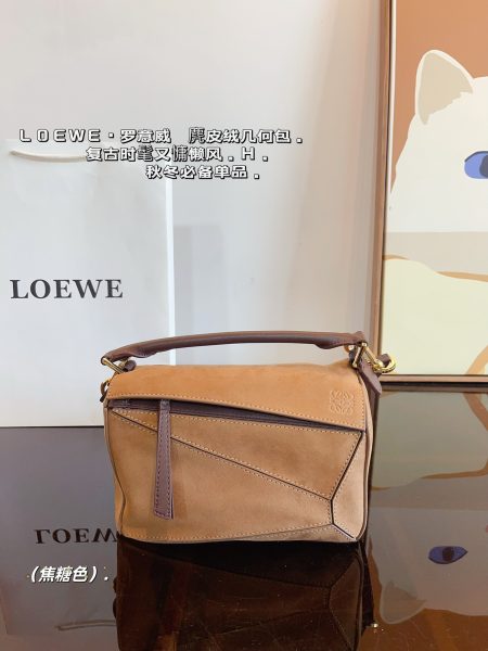 Loewe Puzzle Geometric Bag. Dense texture, lightweight. Versatile and elegant, a must-have for stylish girls. Size: 22*11*14cm.