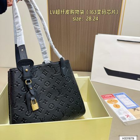 Louis Vuitton 25FW burgundy Allison's MM tote. Classic embossed design, gold lock. Soft, spacious, premium feel.