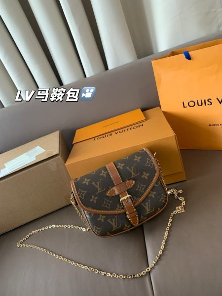 LV Gemini Saddle Bag: Merges chic design with modern style, enhanced by metal accents. Size: 18*15cm.