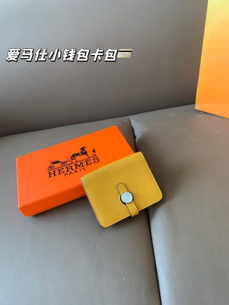 Hermes latest wallet card holder. Great feel, size 10*8 with box.