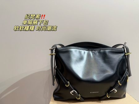 Givenchy shoulder bag. Dense texture, lightweight. Versatile and elegant design, a must-have for fashion-forward girls.