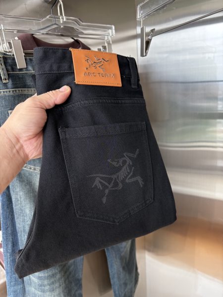 Straight-leg jeans with custom denim, unique design, top embroidery, logo, hardware trim. Luxury materials and craftsmanship. Sizes 29-38 (no 35, 37). Recommended.