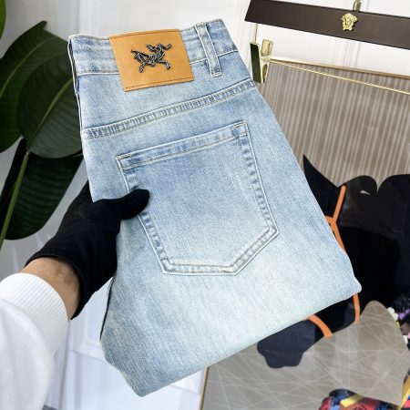 Arc'teryx 25SS spring-summer jeans. 1:1 replica, perfect daily choice. Custom imported denim, complex craftsmanship, soft and elastic. Sizes: 28-38 (no 35,37).