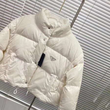 Guangzhou high-end Prada detachable sleeve down jacket. Sizes: S, M, L. Colors: black, blue, white, pink.
