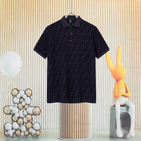 FENDI F225 Polo shirt with classic logo jacquard knit. Smooth, breathable fabric in black and white. Sizes S, M, L, XL.