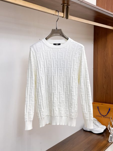 Fendi 25AW classic round neck sweater. Imported wool blend, high-end version, breathable and comfortable. Excellent craftsmanship, full branding, great fit. Sizes: S-XL