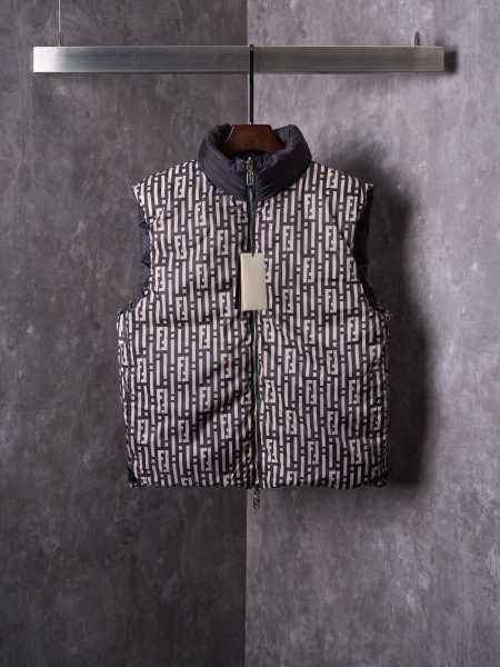 FENDI reversible down vest with FF print and embroidery. Material: 100% polyester, filling: 90% white duck down. Available in sizes 46-52.