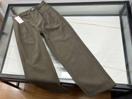 Essential autumn-winter embroidered waistband sweatpants. Loose fit, warm fabric, tapered cuffs. Versatile style for casual or sporty looks. Green available in XS-L.