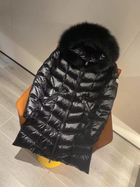 High-end Moncler Fulmarus hooded down jacket in Guangzhou. Features classic nylon, V-quilting, removable hood, 90% white goose down, fox fur trim. Sizes: 1,2,3,4.