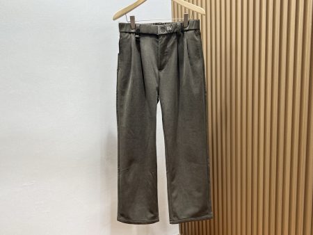 Essential autumn-winter embroidered waistband sports pants. Loose fit, warm fabric, tapered cuffs. Versatile style for casual or sporty looks. Available in green, sizes XS-L.