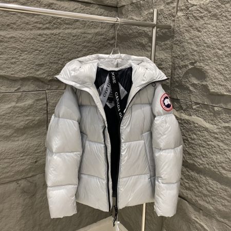 Canada Goose Crofton series red label down jacket for men and women. Top quality, high comfort. Features embroidered logo, YKK zipper, water-resistant fabric, 90% down filling. Colors: Silver Gray/Black. Sizes: XS to XL.
