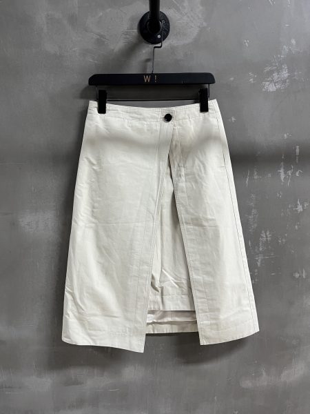 BV Introduction | 2025 Autumn New Collection. This season's best denim skirt! Original custom design, retro barn style, versatile and fashionable. Material: Imported high-density fabric. Sizes: S-XL.