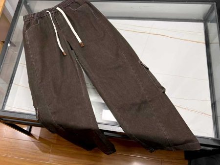 P370-25SS - Heavyweight washed denim wide-leg pants. Crafted from quality denim with a soft, vintage wash and comfortable wide-leg fit. Features detailed stitching and distressed edges for a retro look. Versatile for various occasions. Available in Smoke Brown, sizes XS to L.