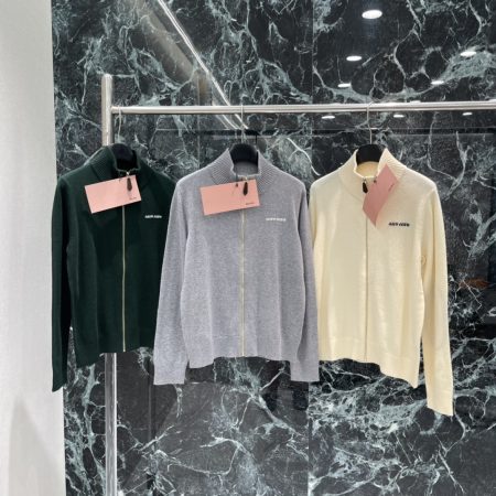 Miu 25 autumn-winter knitted cardigan with stand-up collar, fine texture, ribbed trim, elbow suede patches. Retro academic style, warm, versatile for daily wear. Sizes S,M,L.