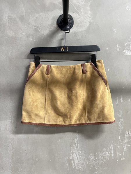 MiuMi 2025 Autumn new semi-sleeve skirt. Slim fit, versatile and stylish. Material: Imported Turkish mixed sheepskin. Sizes: S-XL.