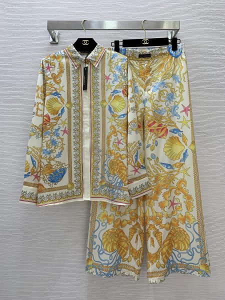 Style G25071042 Versac* new starfish shell print two-piece set. Loose long-sleeve shirt with Medusa button + wide-leg pants. Sizes S M L XL.