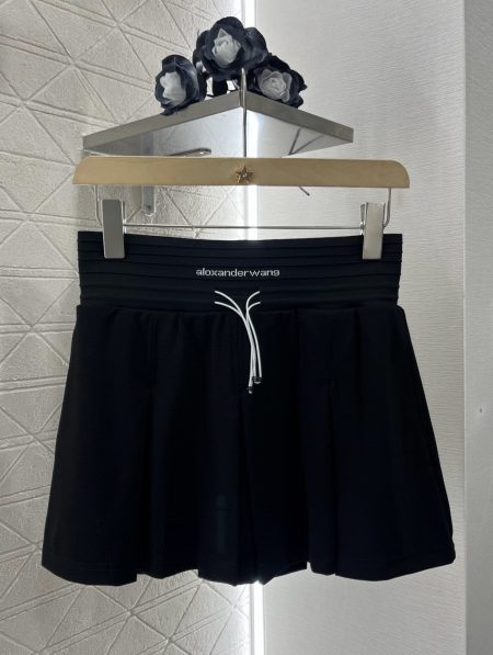 Alexander Wan 2025 new release drawstring pleated mini skirt. Custom imported rayon, breathable and elegant. High-waisted elastic skirt with letter logo. Flared pleated hem, slimming and versatile. 2 colors, sizes S M L.