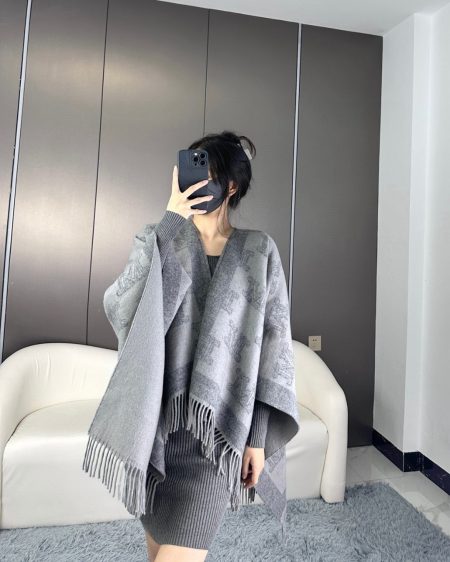 MaxMara classic patterned shawl, premium wool, soft feel, 125x125 size, two colors.
