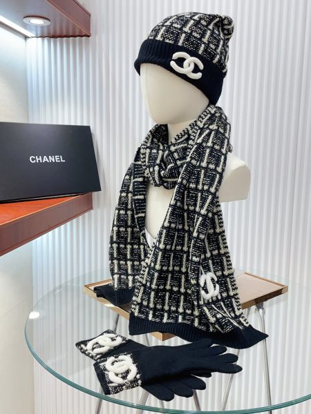 CHANEL wool set: hat, scarf, gloves. Classic, warm, comfortable, youthful. Unisex, perfect for couples. Includes tags. Scarf size 180*30cm.
