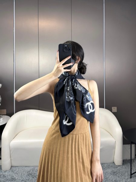 New double-sided silk scarf with camellia and classic CC print, 90x90cm, 18 momme.