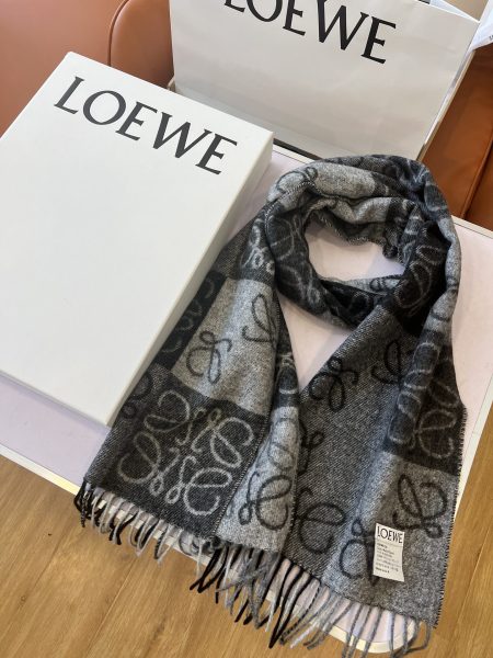 Loewe popular double-sided checkered scarf, black-gray. Size 180x40cm, 90% wool 10% cashmere. Out of stock in stores, unisex, minimalist, versatile. Highly recommended as a gift!