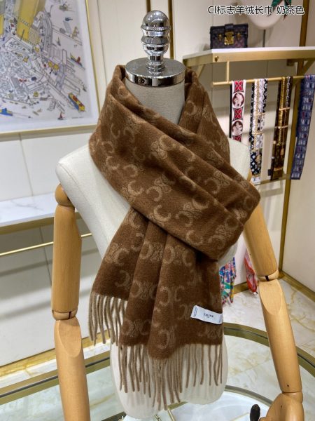 Celine's new CL logo cashmere scarf features a retro double-sided jacquard design, classic and elegant. Made of heavy cashmere, 38x180 cm, versatile for formal or casual wear.