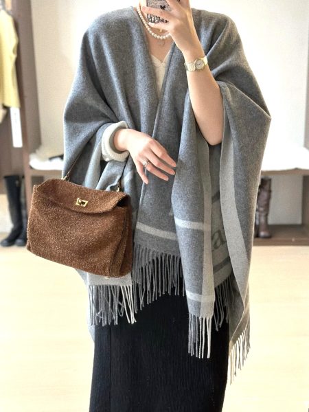 Maxmara cloak cape, the hottest 2024 design. Soft, lightweight pure wool, elegant with boots. Perfect for cold weather.