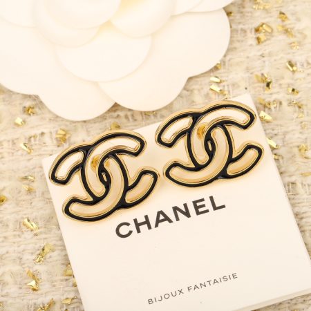 Chanel 24A craft series enamel earrings, brass with meticulous enamel work, highly accurate design, stunning street-style combination.