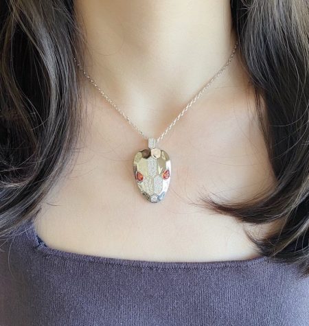 Bvlgari large red-eyed serpent necklace, loved by celebrities. Fashionable, high-end, with imported craftsmanship, full carbon diamonds, hollow inner ring, gold plating, realistic design.