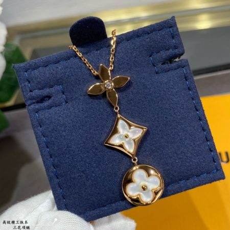 LV High Craftsmanship Three Flower Necklace: Exquisite curves and fire polished on diamonds, creating a dazzling rose gold bloom on white mother of pearl.