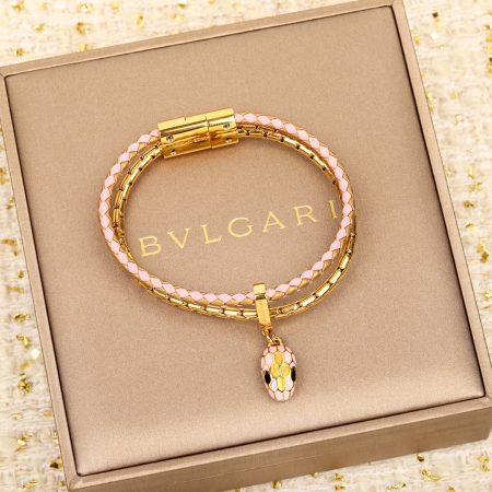 Bvlgari new Serpenti double-layer bracelet. 2024 limited pink and gold color. Fashionable and elegant design with custom chain and magnetic clasp.