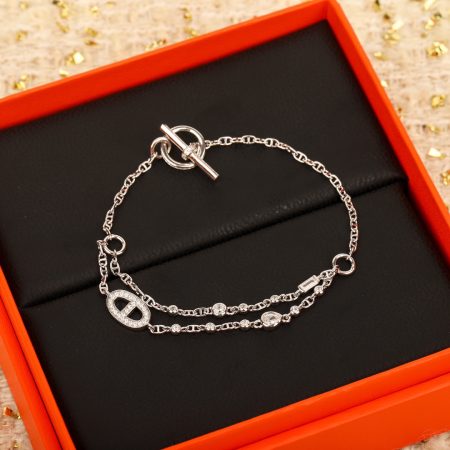 Hermes Pig Nose Bracelet: A trendy 925 silver piece loved by celebrities, perfect for mixing with other accessories.
