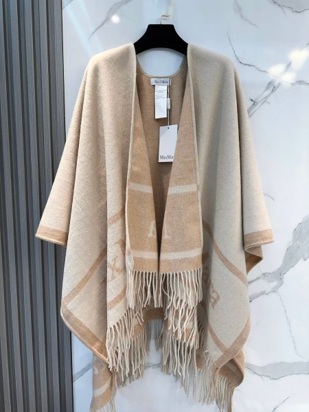Max Mara 2024 popular cloak cape, soft lightweight wool material, size 130x160cm. Perfect with boots for a stylish cold-weather look.