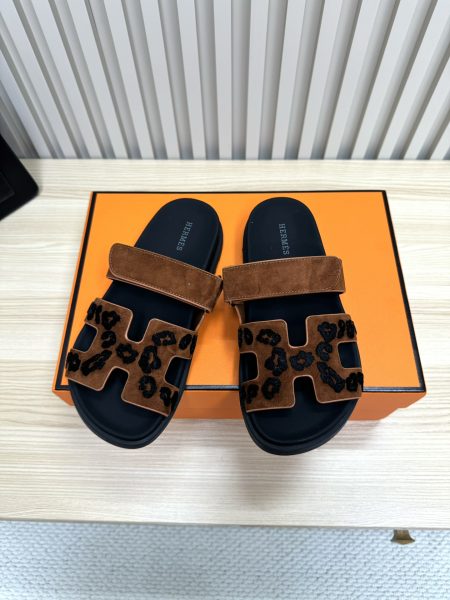 Couple's sandals, new leopard print. 3D textured design, Hermes summer collection. Imported sheepskin upper and lining, anti-slip TPU sole. Women 34-40, Men 39-45.