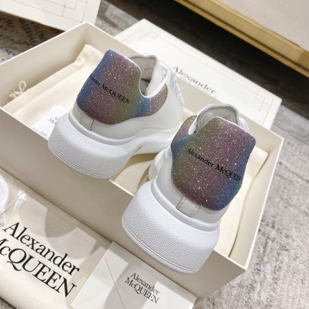 Alexander McQueen's latest premium sneakers for couples in 38 colors. Features eco-friendly leather, custom sole, perfect fit. Sizes: women 34-40, men 38-44.