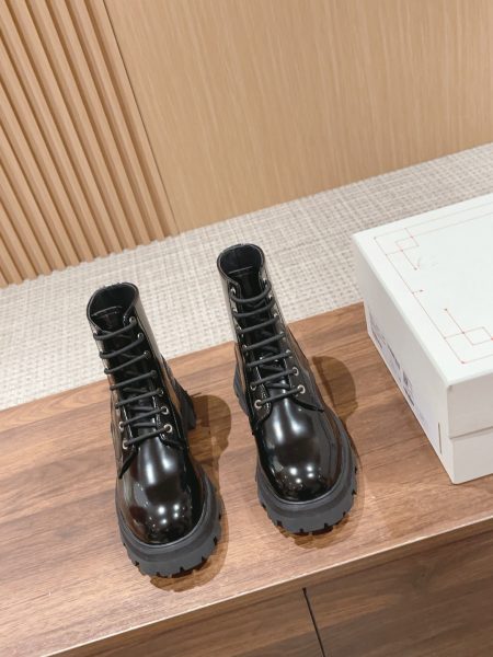 Alexander McQueen Wander loafers, classic British style. Retro design, comfortable fit, imported pearl calfskin, rubber sole. Sizes 35-39.