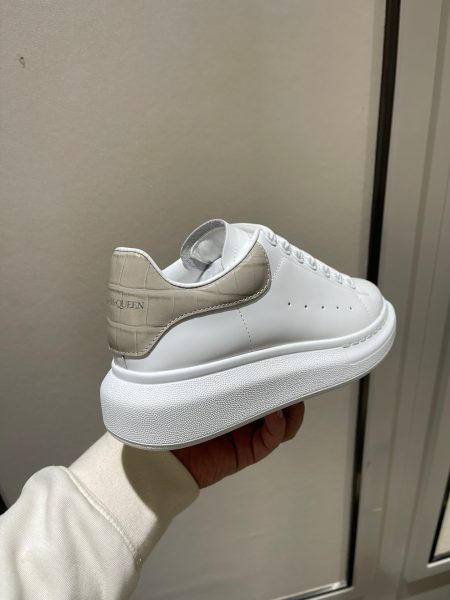 2023 Spring new color - gray calfskin check pattern. Top-tier Alexander McQueen 2021ss sneakers, unisex sizes 34-46. Premium materials: silk calfskin upper, water-stained lambskin lining, PU sole.