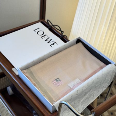 Loewe high-end cashmere scarf, 90*205cm, 100% imported pure cashmere, luxurious feel, limited stock.