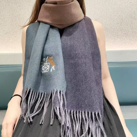 LOEWE 2025 new double-sided cashmere scarf, ultra-soft, warm, and luxurious. Limited stock available internationally.