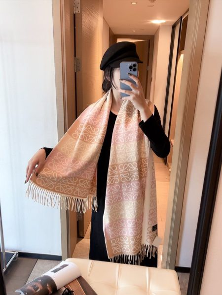 LOEWE multicolor cashmere knit scarf, 2025 new style. Luxurious, soft, and elegant with a unique texture. Made from premium Albas cashmere, it feels like holding a cloud. Versatile and understated color scheme.
