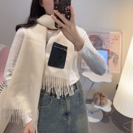 New Loewe scarf! Rare gentle colors, elegant and versatile. Double-sided design, two styles in one. Soft wool, 30x180cm. Understated yet chic.