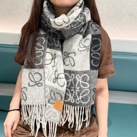 Top-tier Loewe LW stripe scarf. Barcelona custom window display. Classic logo design. 32x180, 100% cashmere.