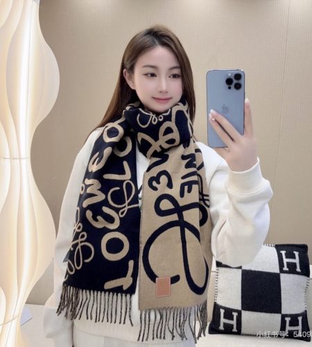 Top-tier Loewe LW stripe scarf. Classic logo design, 32x180cm, 100% cashmere. Barcelona custom window display.