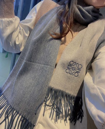 New Loewe scarf: rare gentle colors, elegant and versatile. Double-sided design, two styles in one. Features a subtle color-changing logo. Simple yet chic, perfect for couples. Size: 35x180cm, 160g.