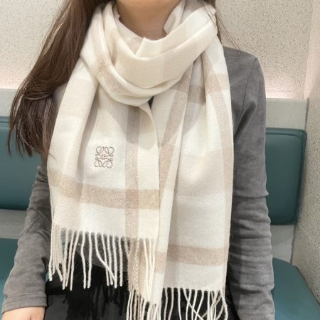 Top-tier Loewe unisex scarf. Rare Barcelona custom window display. Classic logo design, 38x180cm, 100% cashmere.