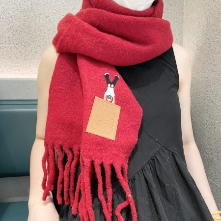 2025 Loewe mohair scarf, ultra-soft and lightweight. Limited stock, elegant design. 40x185cm, 225g, 50% mohair, 48% wool, 2% nylon.