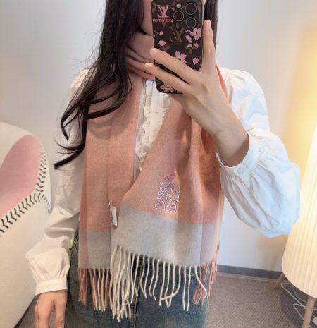 New Loewe scarf! Rare gentle color, elegant and versatile. Double-sided design, two styles in one. Luxurious cashmere, soft and stylish. Perfect for couples. Size: 30x180cm.